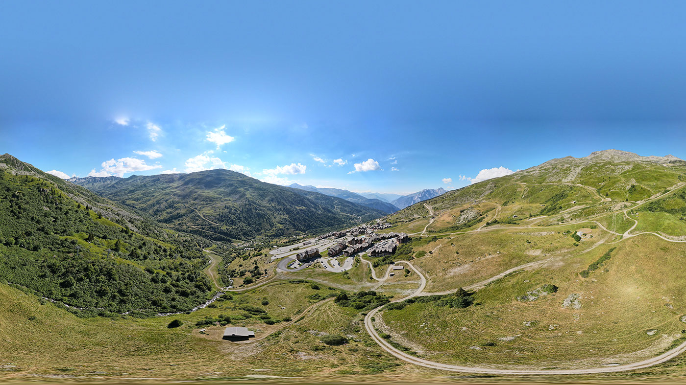 Paysages verdoyants station Valmeinier en été